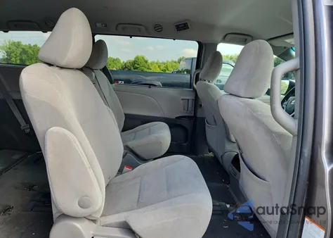 2015 Toyota Sienna Le z USA, uszkodzony, nr VIN 5TDKK3DC4FS547755